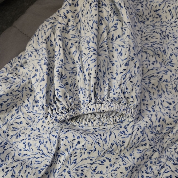 H&M Blue and White Floral Blouse. Size L. 3/4 Gathered Sleeves. - Picture 4 of 5